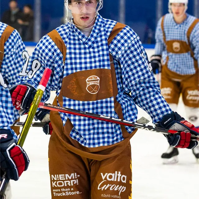 Liiga Sport Wearin valmistama Oktoberfest peliasu